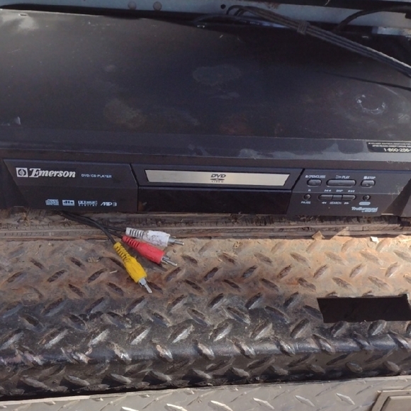 Emerson DVD /MP3 CD Trusurround Player with AV Cables - Picture 1 of 4